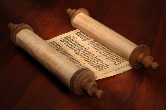 Torah_Scroll_from_123rf.175212641